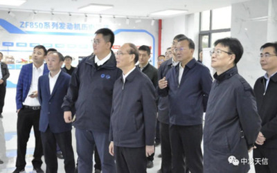 | 吴 晓军
2020年10月，视察江西中发天信航空发动机科研生产基地