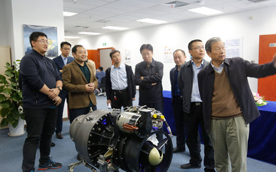 | 刘 大响
2016年7月，参观中发天信创立地北京航空航天大学世宁大厦